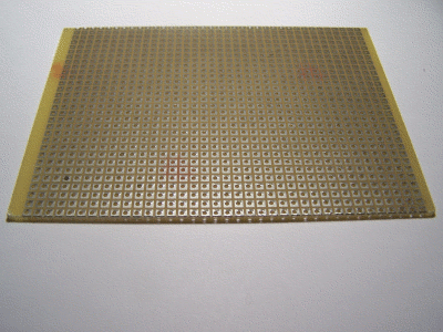Placa con agujeritos para montar circuitos de forma m&aacute;s simple